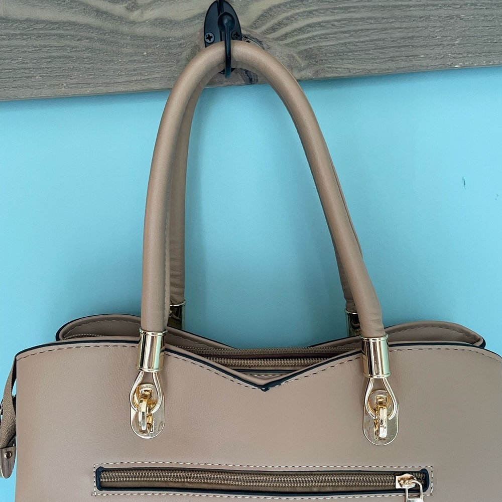 Chic Danbaloy Tan and Cream Satchel Purse  Like New Condition!!! - Picture 6 of 13